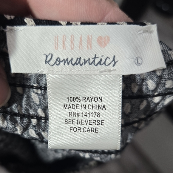 Urban Romantics Black and Cream smocked  Peplum Top Sz Large - Picture 2 of 7